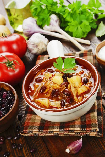Капустный суп с красной фасолью — стоковое фото