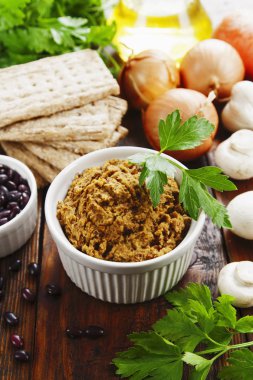 Kırmızı fasulye ve şampanya ile pate