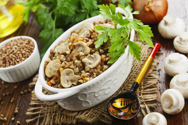 Porridge di grano saraceno con funghi — Foto Stock