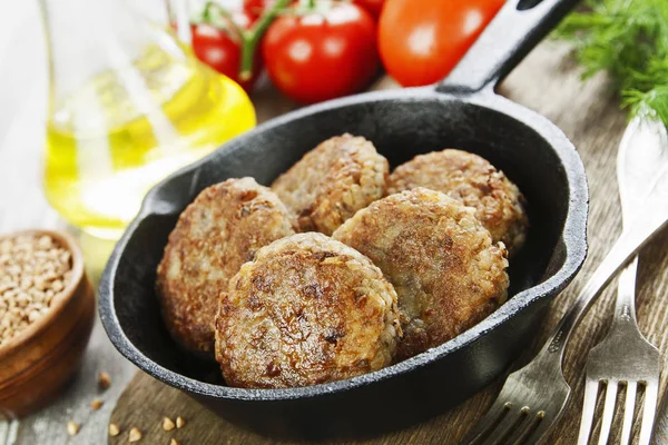 Hamburger di grano saraceno sulla padella Fotografia Stock