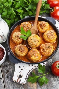 Kremalı Domates soslu köfte