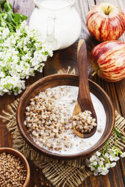 Süt ile karabuğday lapası i