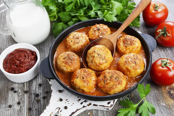 Polpette in salsa di pomodoro cremosa Foto Stock