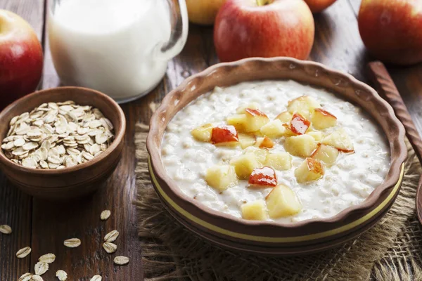 Harina de avena con manzanas caramelizadas — Foto de Stock