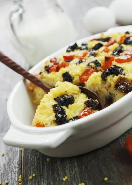 Kurutulmuş meyve ile darı güveç