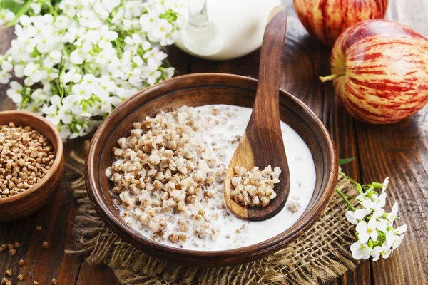 Gachas de trigo sarraceno con leche i — Foto de Stock