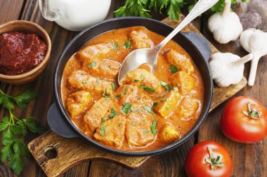 Kremalı domates soslu et i