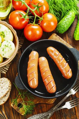 Tavada kızarmış sosis.