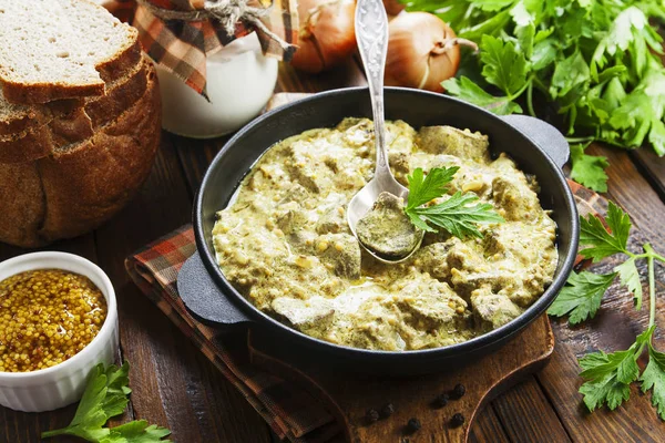 Chicken liver in creamy sauce with mustard — Stock Photo, Image