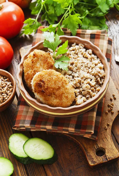 Boekweit met hamburgers — Stockfoto