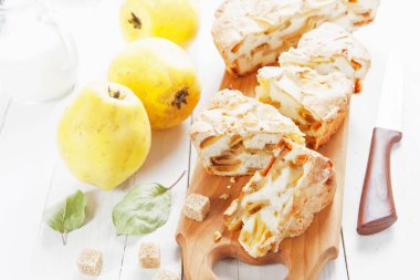 Ayva soslu meyveli turta.