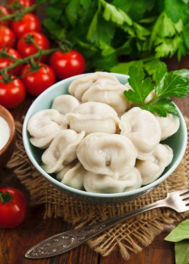 Masadaki tencerede nefis börekler var.