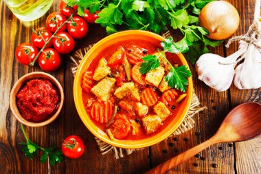 Domates soslu sebzeli güveç et