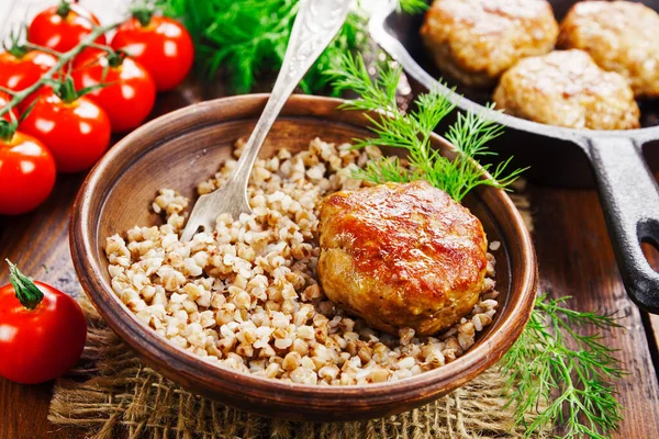 Boekweit Met Hamburgers Een Bord Tafel — Stockfoto