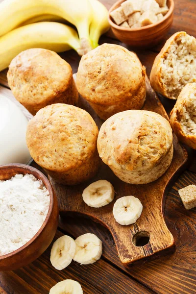 Muffins Banana Doces Uma Mesa Madeira — Fotografia de Stock