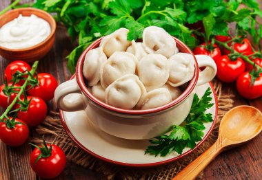 Masadaki tencerede nefis börekler var.