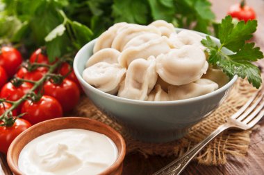 Masadaki tencerede nefis börekler var.