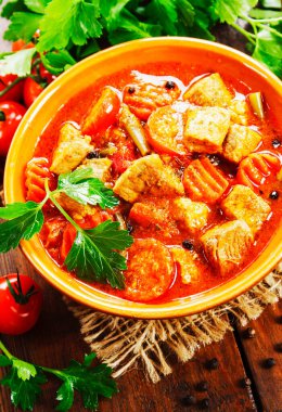 Domates soslu sebzeli güveç et