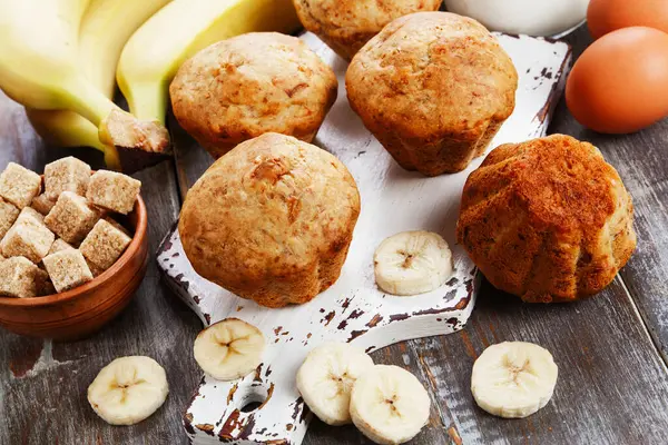 Muffins Banana Doces Uma Mesa Madeira — Fotografia de Stock