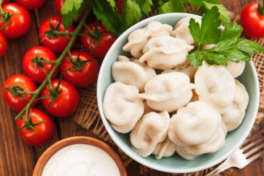 Masadaki tencerede nefis börekler var.