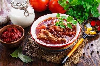 Lahanalı pancar çorbası ve kırmızı fasulye.