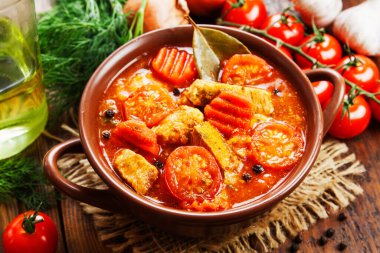 Domates soslu sebzeli güveç et