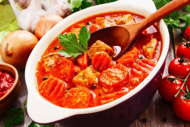 Domates soslu sebzeli güveç et