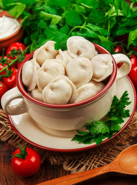 Masadaki tencerede nefis börekler var.