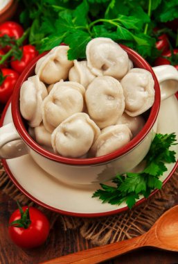 Masadaki tencerede nefis börekler var.