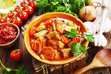 Domates soslu sebzeli güveç et