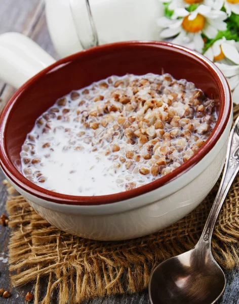 Porridge Grano Saraceno Con Latte Nel Piatto Ceramica — Foto Stock