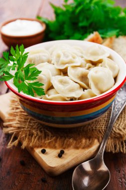 Masadaki tencerede nefis börekler var.