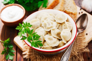 Masadaki tencerede nefis börekler var.