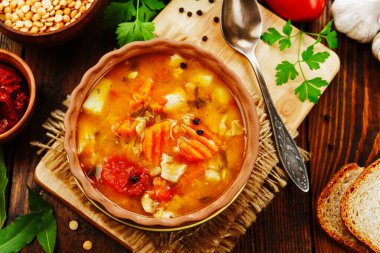 Masada domatesli bezelye çorbası.