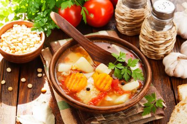 Masada domatesli bezelye çorbası.