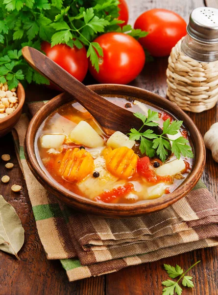 Sopa Guisantes Con Tomates Tazón Sobre Mesa —  Fotos de Stock