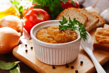 Kabak masanın üzerinde bir kaseye yayılmış.