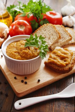 Kabak masanın üzerinde bir kaseye yayılmış.