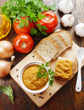 Kabak masanın üzerinde bir kaseye yayılmış.