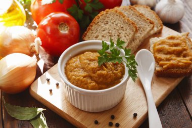 Kabak masanın üzerinde bir kaseye yayılmış.