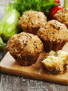 Masada susam tohumlu kabaklı kekler.