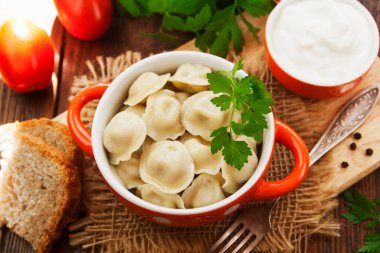 Masadaki tencerede nefis börekler var.