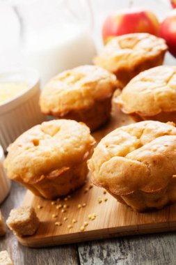 Masadaki tencerede nefis börekler var.