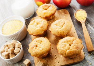 Masadaki tencerede nefis börekler var.