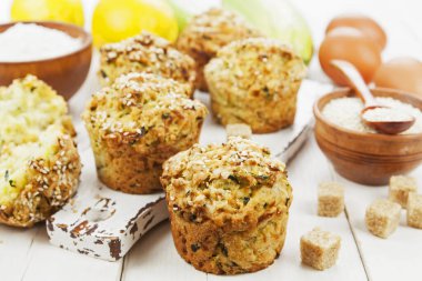 Masada kabaklı ve limonlu kekler.