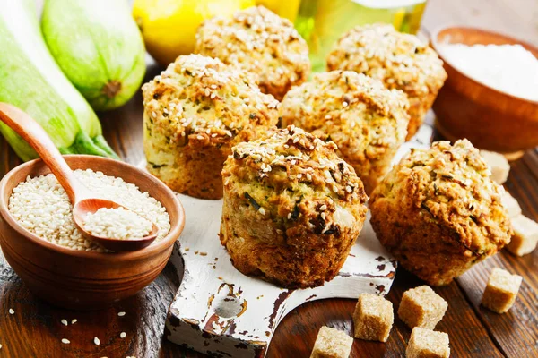 Zucchini Muffins Mit Zitrone Auf Dem Tisch — Stockfoto