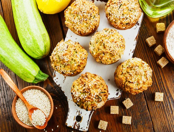 Muffin Zucchine Con Limone Tavola Fotografia Stock