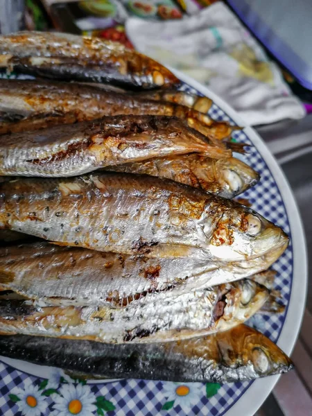 油炸熏鱼盘中 新鲜的猎物 美味的食物在这个国家钓鱼爱好者 — 图库照片