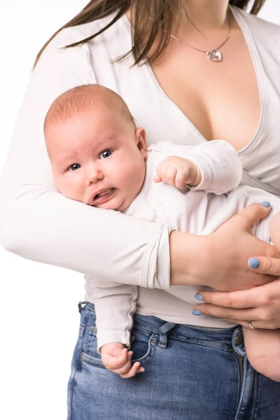 Gelukkig moeder met pasgeboren dochter op handen — Stockfoto