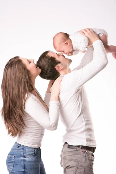 Família feliz com a filha recém-nascida nas mãos — Fotografia de Stock